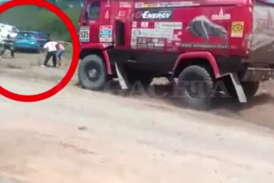 Por sacarse una foto unos tucumanos casi terminan atropellados por un camión