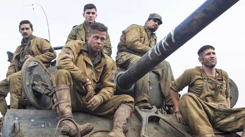 PROTAGONISTAS. El elenco central de “Corazones de hierro”, encabezado por Brad Pitt, y el tanque Sherman llamado Fury, las estrellas del filme.  