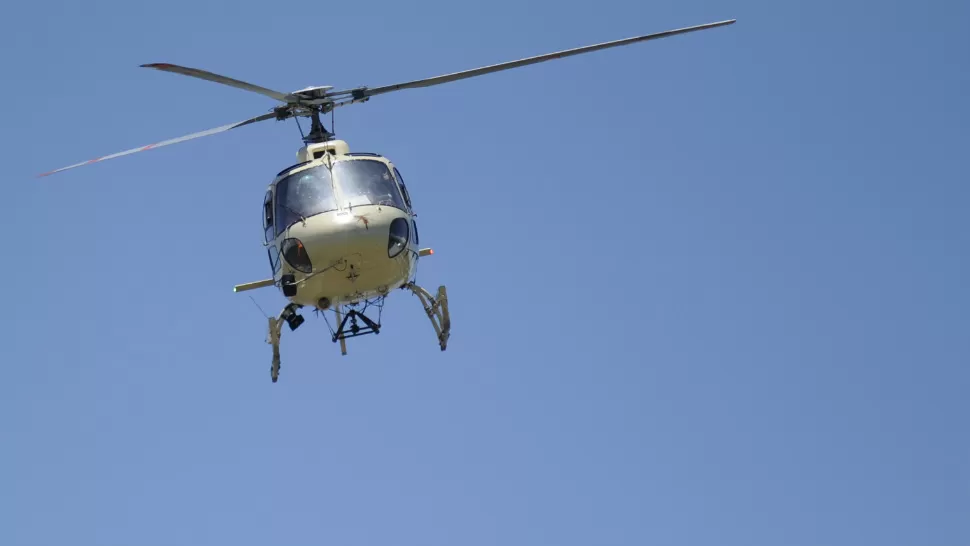 VOLANDO EL DAKAR. Los tres helicópteros (dos Bell y un Lama) y el avión Fokker F28, dispuestos por el Ministerio de Defensa argentino para asistir a la organización del Dakar en territorio nacional. FOTO DIEGO ARAOZ / LA GACETA
