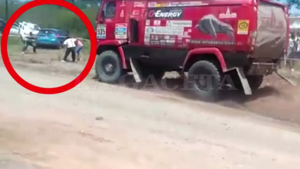 POR MUY POCO. Unos tucumanos se salvaron por poco de que el camión los atropellara. FOTO CAPTURA DE VIDEO