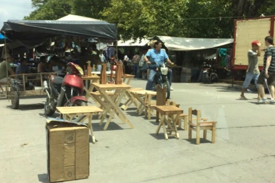 Feriantes de Villa Luján cortan la calle para instalar sus puestos