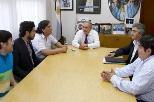 López se acerca a La Cámpora y a la UNT