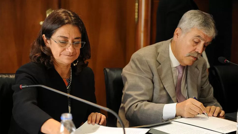 CONVENIO. El ministro de Planificación, Julio de Vido, y la gobernadora de Catamarca, Lucía Corpacci, firman el acuerdo. TELAM