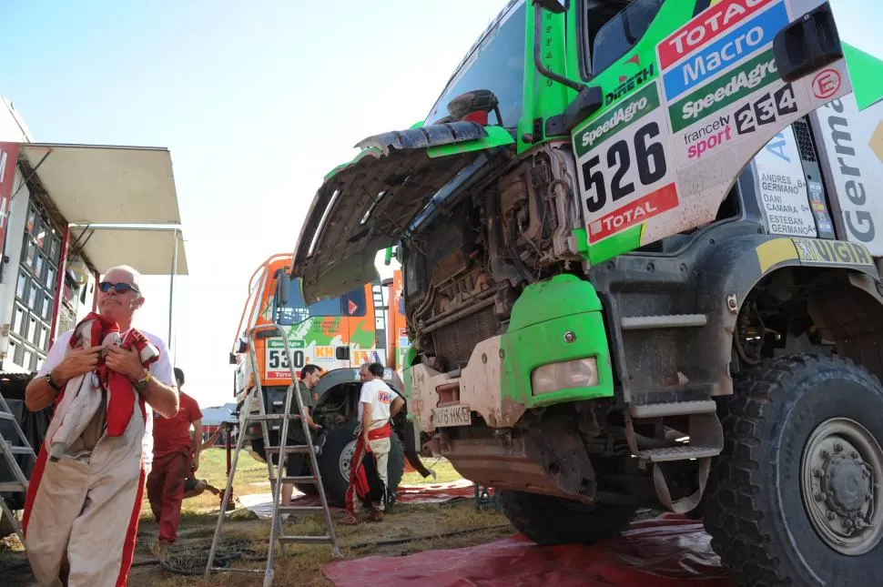 REPOSO. La máquina 526 es la que los Germano conducen y hasta ahora disfrutan en esta edición 2015 del Dakar. Tuvieron un mal momento cuando volcaron, pero, como dicen ellos, por suerte zafaron. la gaceta / foto de héctor peralta 