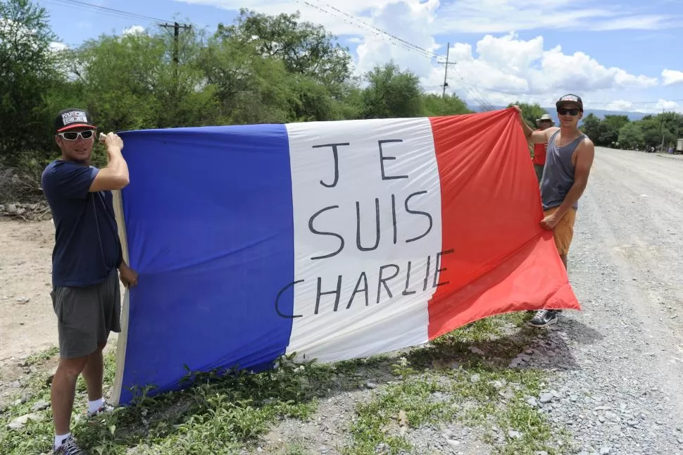 A LA DISTANCIA. Dos franceses despliegan la bandera de su país con la leyenda “Somos Charlie”, en repudio al atentado que sufrió la revista “Charlie Hebdo”. la gaceta / foto de juan pablo sanchez noli