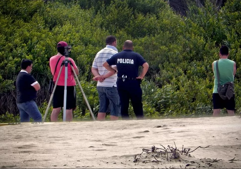 RASTRILLAJE. La Policía de Rocha busca un arma blanca en las inmediaciones de donde encontraron el cadáver. Foto: El País/GDA
