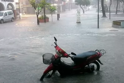 Una tormenta anegó calles y viviendas en Las Termas de Río Hondo