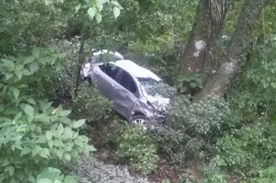 Un Toyota Corolla robado se desbarrancó en la subida a San Javier