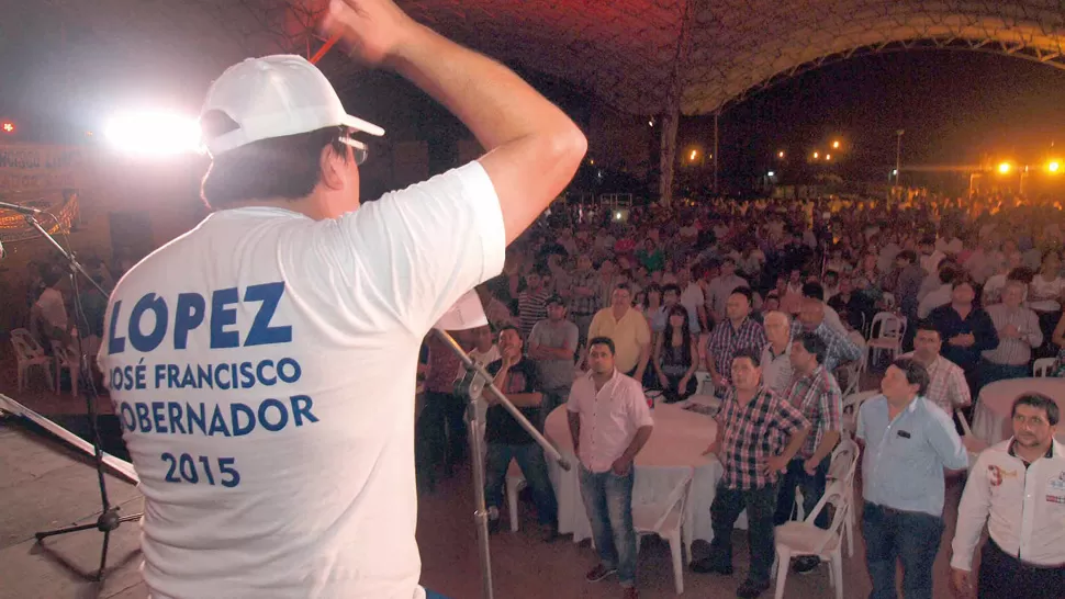 PROPUESTA. Un dirigente impulsa ante el público la candidatura de López. PRENSA JOSÉ LÓPEZ
