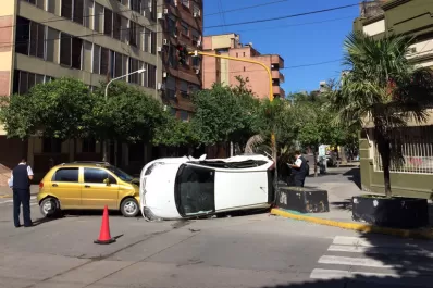 Dos autos chocaron y uno quedó de costado