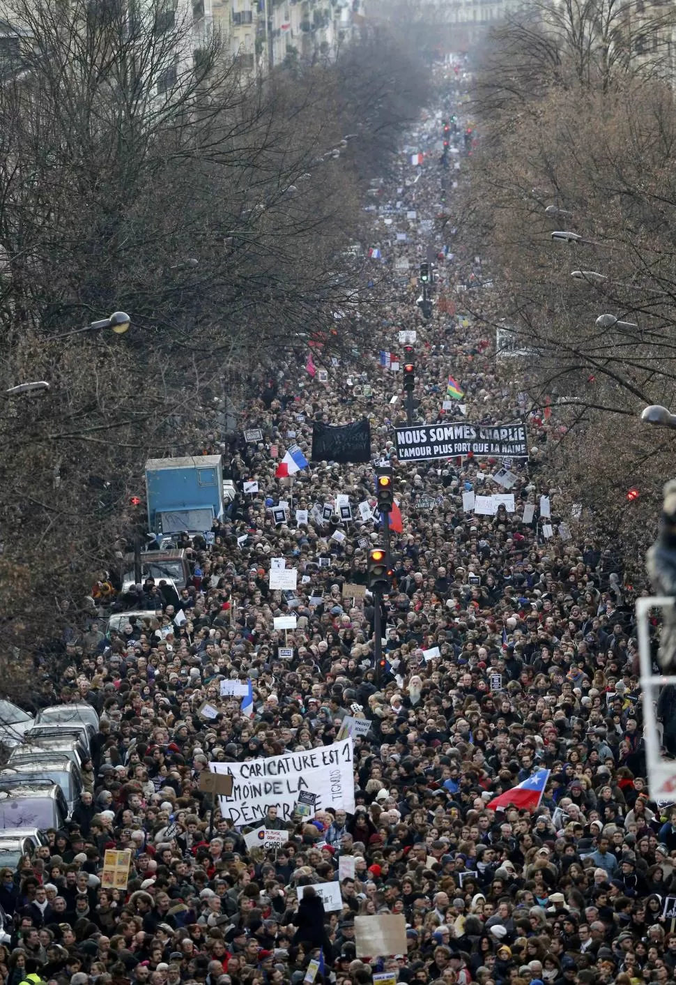SIMBÓLICA. La marcha en repudio al ataque a la redacción de Charlie Hebdo reunió a 4 millones de personas. REUTERS (ARCHIVO)