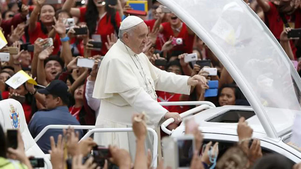 ACTIVIDAD. El Papa Francisco, en dirección hacia la Universidad Saint-Thomas, en Manila. FOTO TOMADA DE LANACION.COM.AR