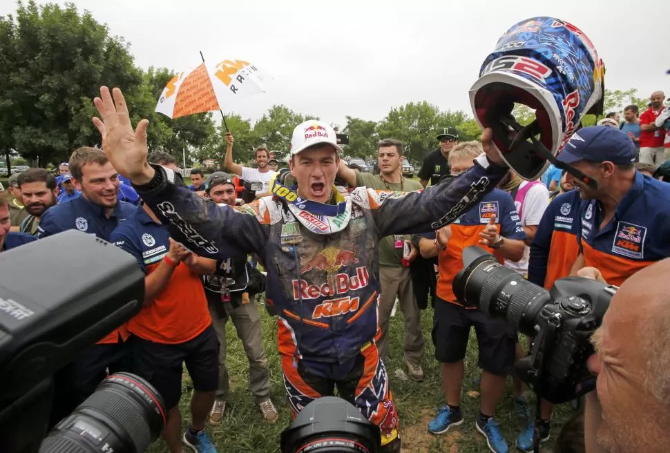 ¡GANÉ YO! Marc Coma celebra alborozado por haber ganador otro Rally Dakar. REUTERS
