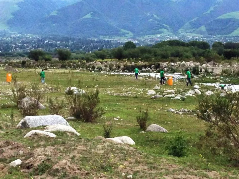 A LIMPIAR TAFI. Un grupo de voluntarios recorrió varios sectores de la villa recogiendo la basura esparcida. foto gentileza de camesur