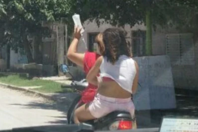 Maneja su moto y a la vez le sostiene ¡un suero! a su acompañante