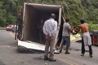 Video: volcó un camión que descendía por la ruta 307