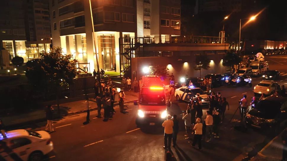 TRASLADO. Personal de Prefectura traslada el cuerpo del fiscal Nisman a la morgue. REUTERS