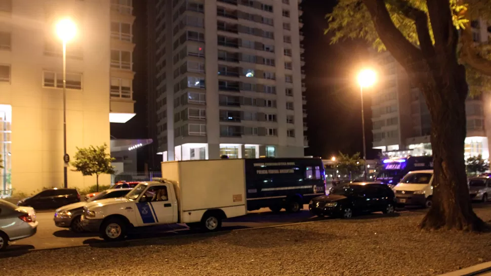 OPERATIVO. Móviles de Prefectura y de la Policía Federal cercaron la torre Le Parc, donde vivía Nisman. DYN