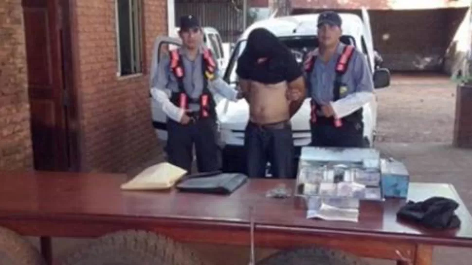 DETENIDOS. La Policía encontró en el interior de la camioneta la caja registradora con el dinero. FOTO TOMADA DE TERRITORIODIGITAL.COM