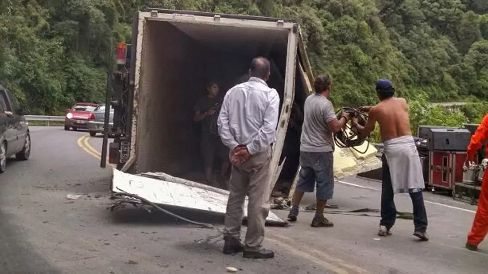 Video: volcó un camión que descendía por la ruta 307