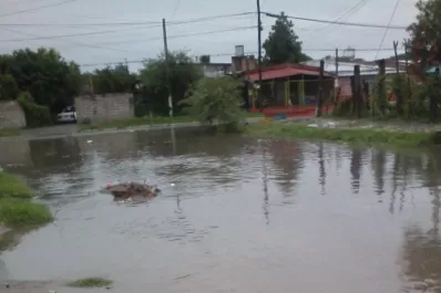 Las aguas turbias se instalan en las calles de un barrio de Banda del río Salí