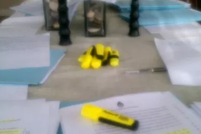 La última foto tomada por Nisman muestra su escritorio con material de trabajo