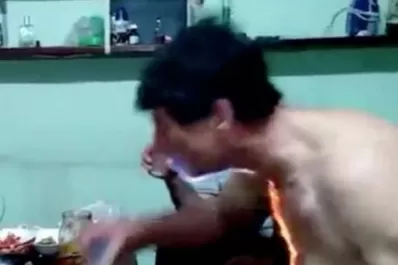 Intentó tomar un vodka y terminó prendido fuego