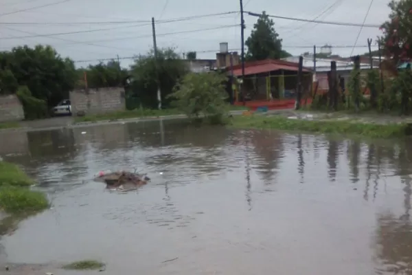 Las aguas turbias se instalan en las calles de un barrio de Banda del río Salí
