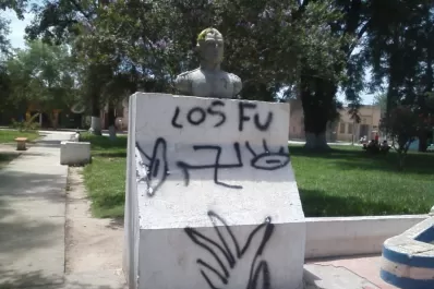 En Leales, a San Martín lo “tiñeron” de rubio y le pintaron una esvástica