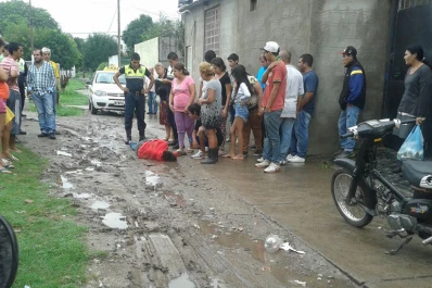 Quiso robarle una escopeta a un policía y terminó baleado