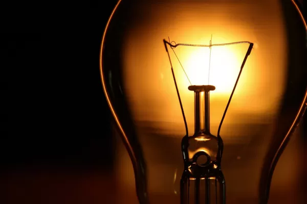 La próxima semana se aplicará el congelamiento de la tarifa de luz