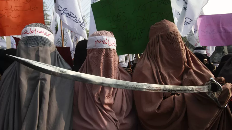 ZONA DE CONFLICTO. Manifestantes de grupos religiosos paquistaníes protestan contra la representación de Mahoma en dibujos. REUTERS