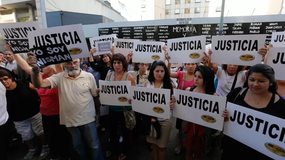 RECLAMO. Decenas de personas se reunieron en la mutual judía para pedir justicia. REUTERS