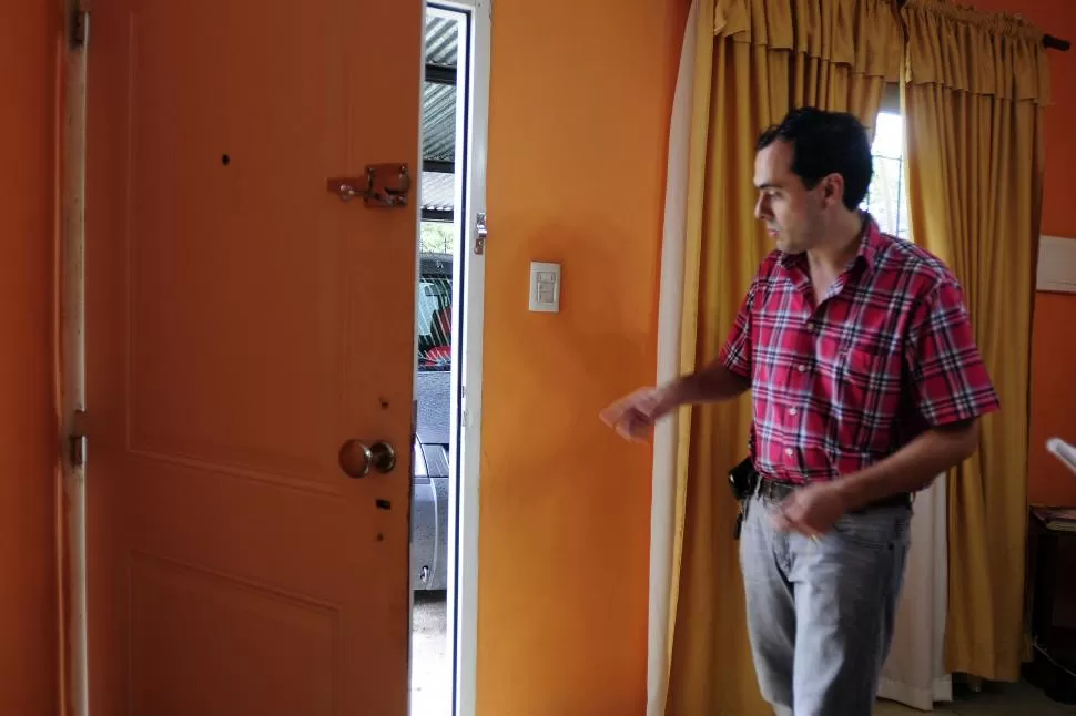 NUEVA CERRADURA. García gastó casi $ 1.000 para reparar la puerta. la gaceta / foto de Analia Jaramillo