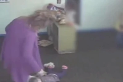 Niñera patea a bebé que duerme en una guardería: quedó filmada