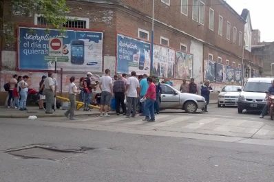 Se metió en contramano, retrocedió y derribó un semáforo