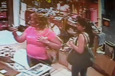 Las filman robando mercadería de un local comercial