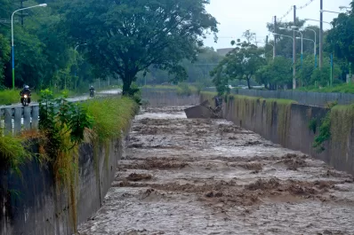 Piden que reparen las barandas de un canal