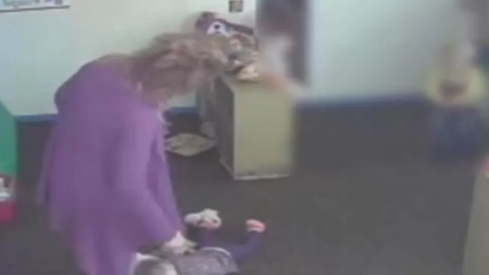 Niñera patea a bebé que duerme en una guardería: quedó filmada