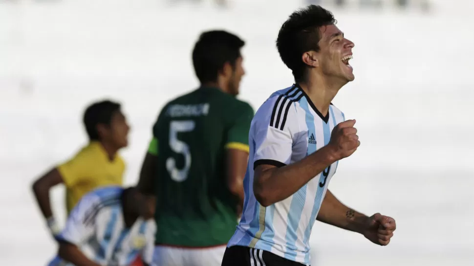 PURA FELICIDAD. Giovanni Simeone anotó dos goles para Argentina ante Bolivia, y lo celebra de esta manera. DYN