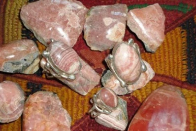 Roban $ 50.000 en joyas y piedras en bruto al dueño de una mina de rodocrosita