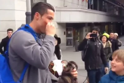 Cristiano Ronaldo se pone bigote y peluca para sorprender a un niño