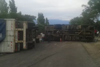Un camión volcó en la ruta 307, cerca de Amaicha
