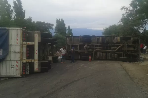 Un camión volcó en la ruta 307, cerca de Amaicha