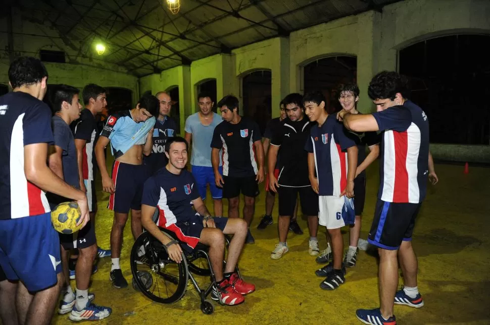 UN “GLADIADOR” MÁS. Daniel López fue invitado a presenciar un partido y posó con el seleccionado argentino de handball. la gaceta / foto de hector peralta