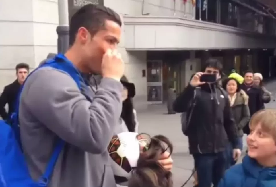 Cristiano Ronaldo se pone bigote y peluca para sorprender a un niño