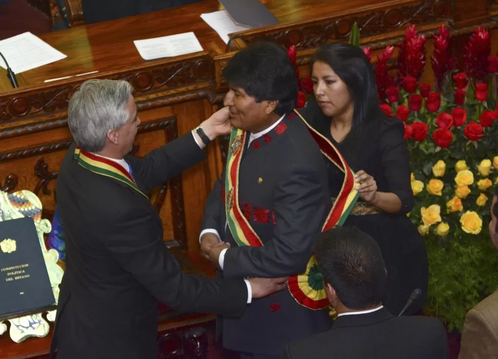 ATRIBUTO DE MANDO. El vicepresidente Álvaro García Linera coloca la banda presidencial a Evo Morales. reuters