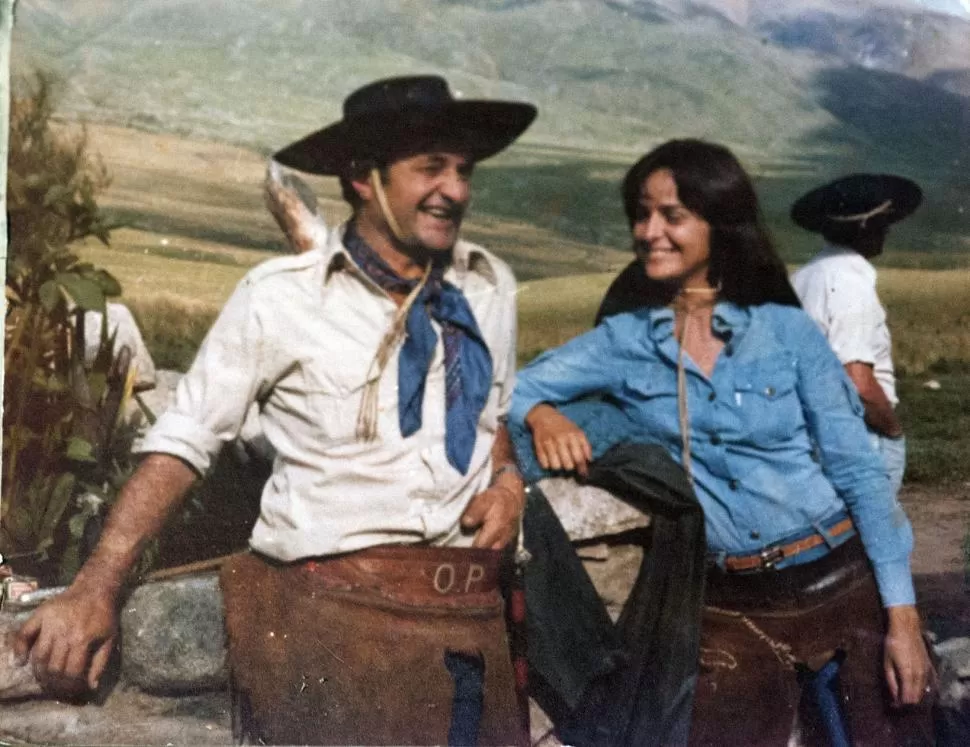 JÓVENES Y JUNTOS. Otto Paz y María Mayoral con ropa de campo y cerros. 