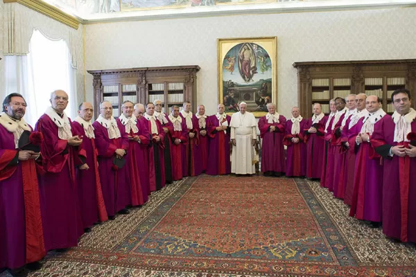 El Papa le pidió a los cardenales que sean más humildes