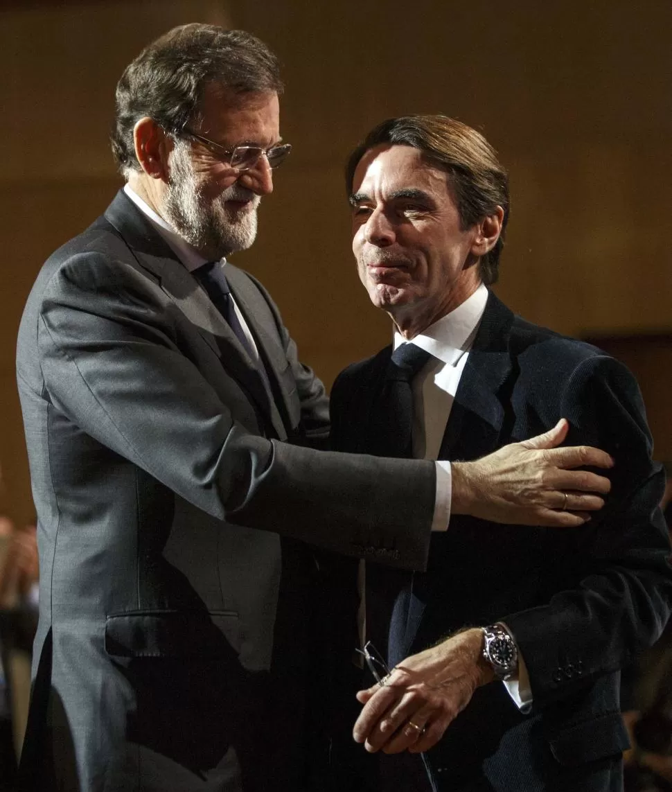 COMPLICADO. Rajoy abraza a Aznar en la convención de su partido. reuters